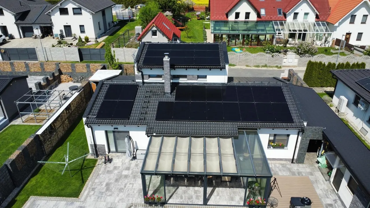 Rodinný dům s fotovoltaickou elektrárnou na střeše – realizace SIMPLY ENERGO